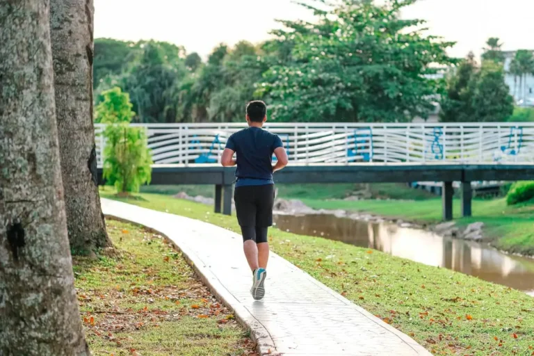 Bieganie rano – czy warto? Zalety, wady i praktyczne wskazówki