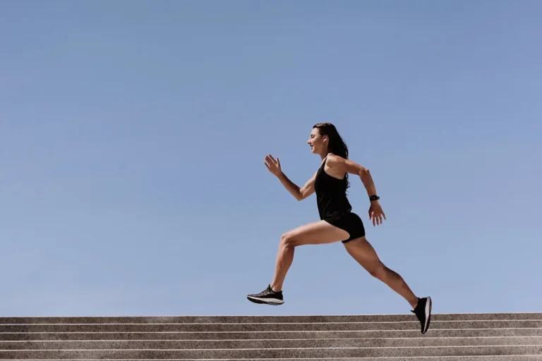 Co to jest kolka przy bieganiu? Przyczyny, objawy i jak jej uniknąć