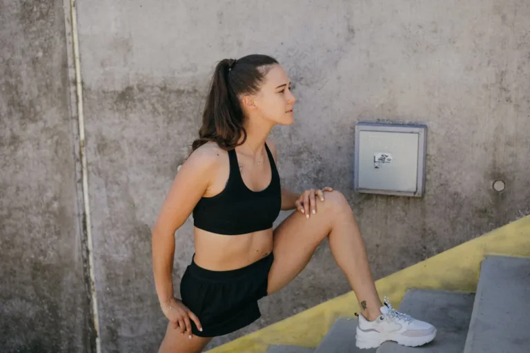 Ból biodra po bieganiu – najczęstsze przyczyny i sposoby leczenia