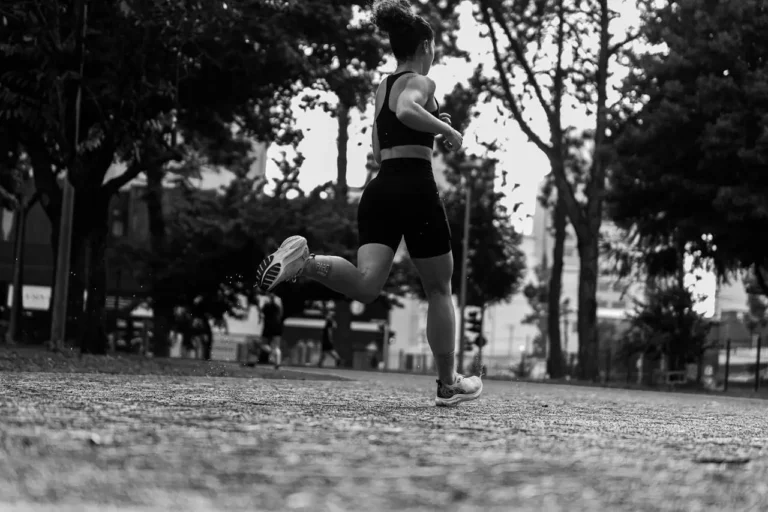 Czy bieganie wyszczupla nogi? Sprawdź, jak wpływa na uda, łydki i pośladki